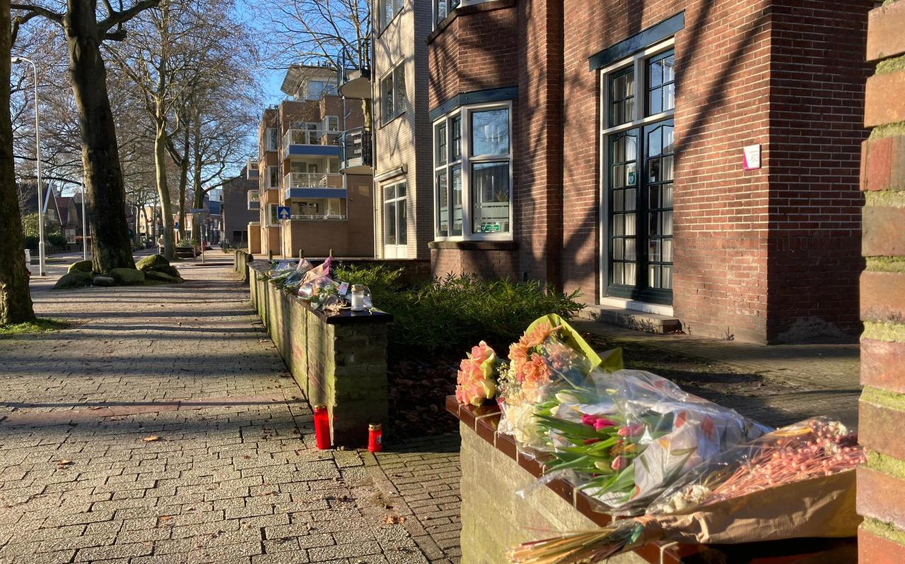Bij het pand aan de Stationsstraat zijn bloemen gelegd. Foto: Jan Willem Horstman