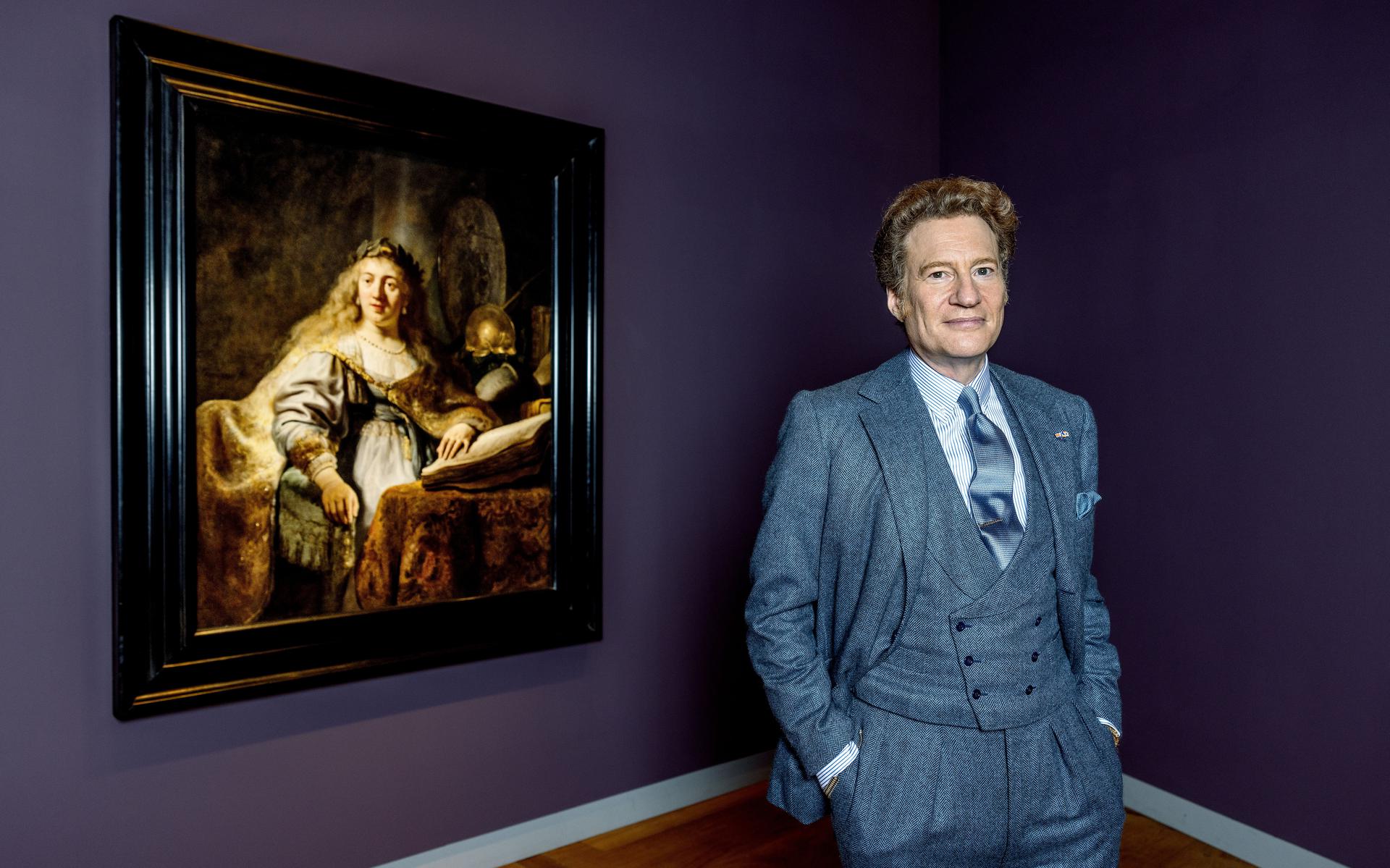 De Amerikaanse verzamelaar Thomas Kaplan van de Leiden Collection in de Hermitage bij het schilderij 'Minerva' van Rembrandt van Rijn uit 1635. 