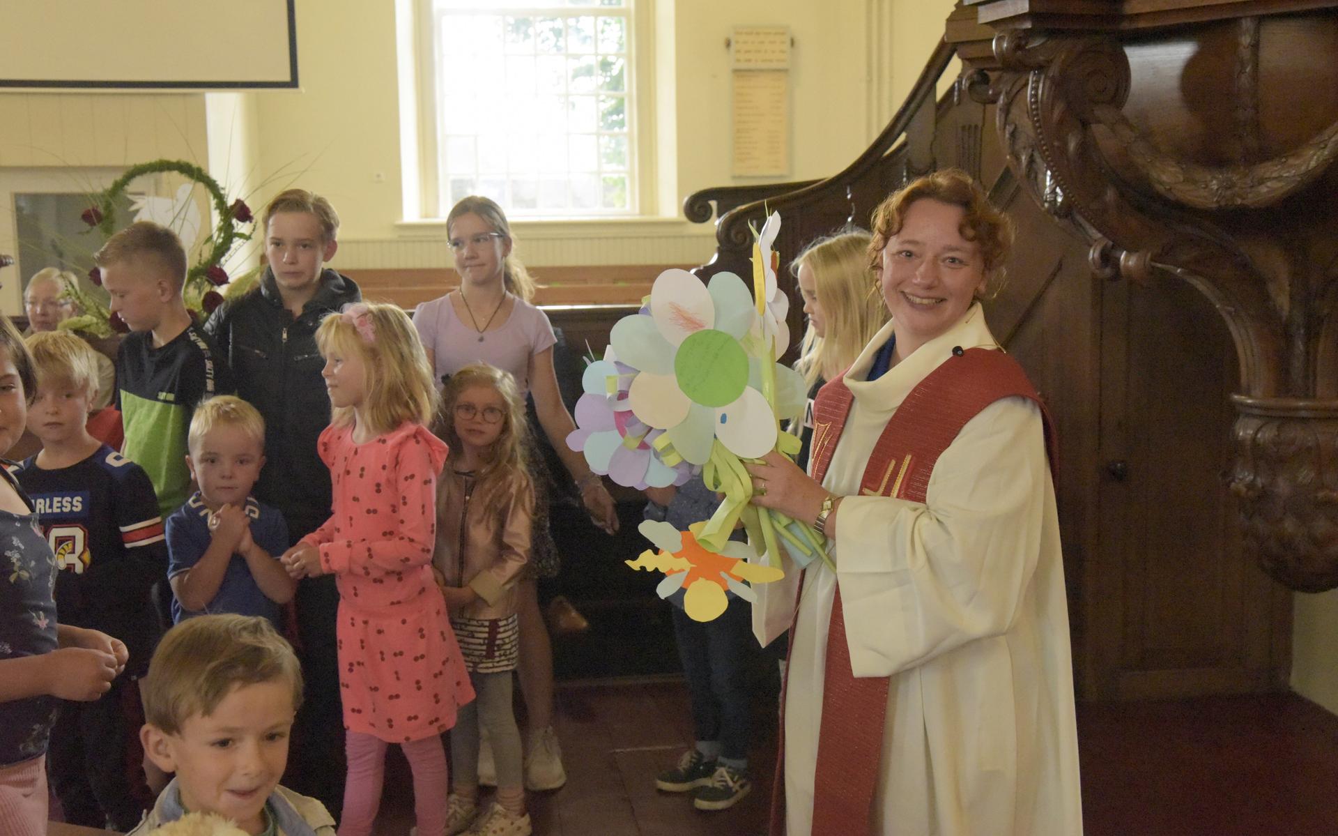 Een warm welkom voor dominee Anita van der Heide in de Koepelkerk in Smilde - Dagblad van het Noorde