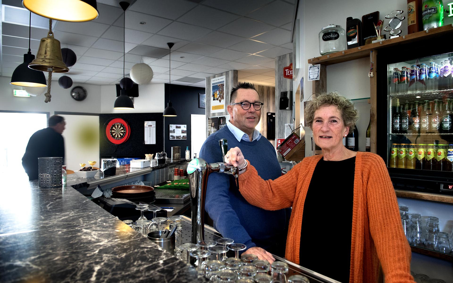 Stoppen met Dorpshuis Ten Boer? Dat kan natuurlijk niet. 'Dorpsgek' Johan Bulthuis gaat toch een bee