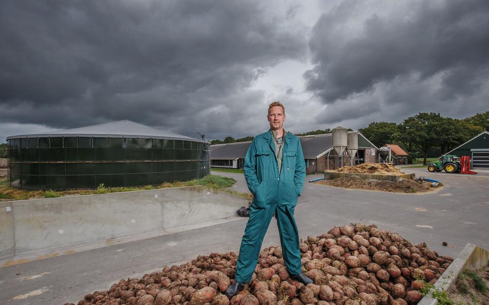 Jan Willem de Jong bij zijn boerderij tussen Veenhuizen en Een
