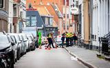 De politie tijdens het onderzoek naar de dodelijke schietpartij in de Haddingstraat in Groningen. 