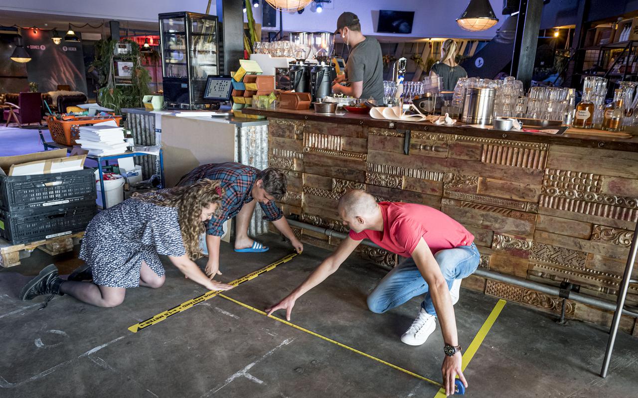 Passen en meten in café-restaurant Dot in Groningen, om aan de corona-eisen te voldoen. 