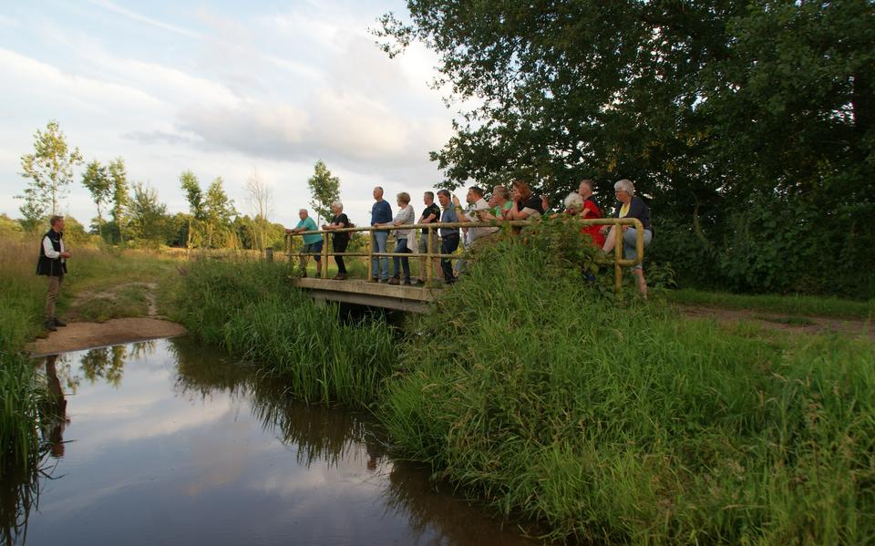 De wandelaars luisteren aandachtig naar verhalen over de natuur van Ter Wupping en Sterenborg.