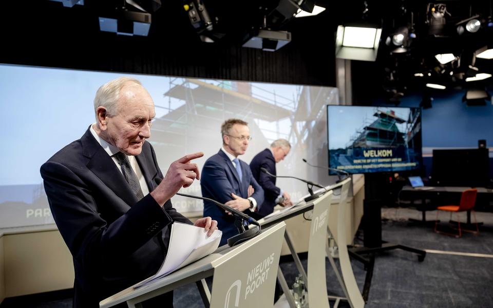 Voorzitter Johan Remkes van het Nationaal Programma Groningen maandag bij de presentatie van het pakket aan maatregelen voor Groningen in Den Haag.
