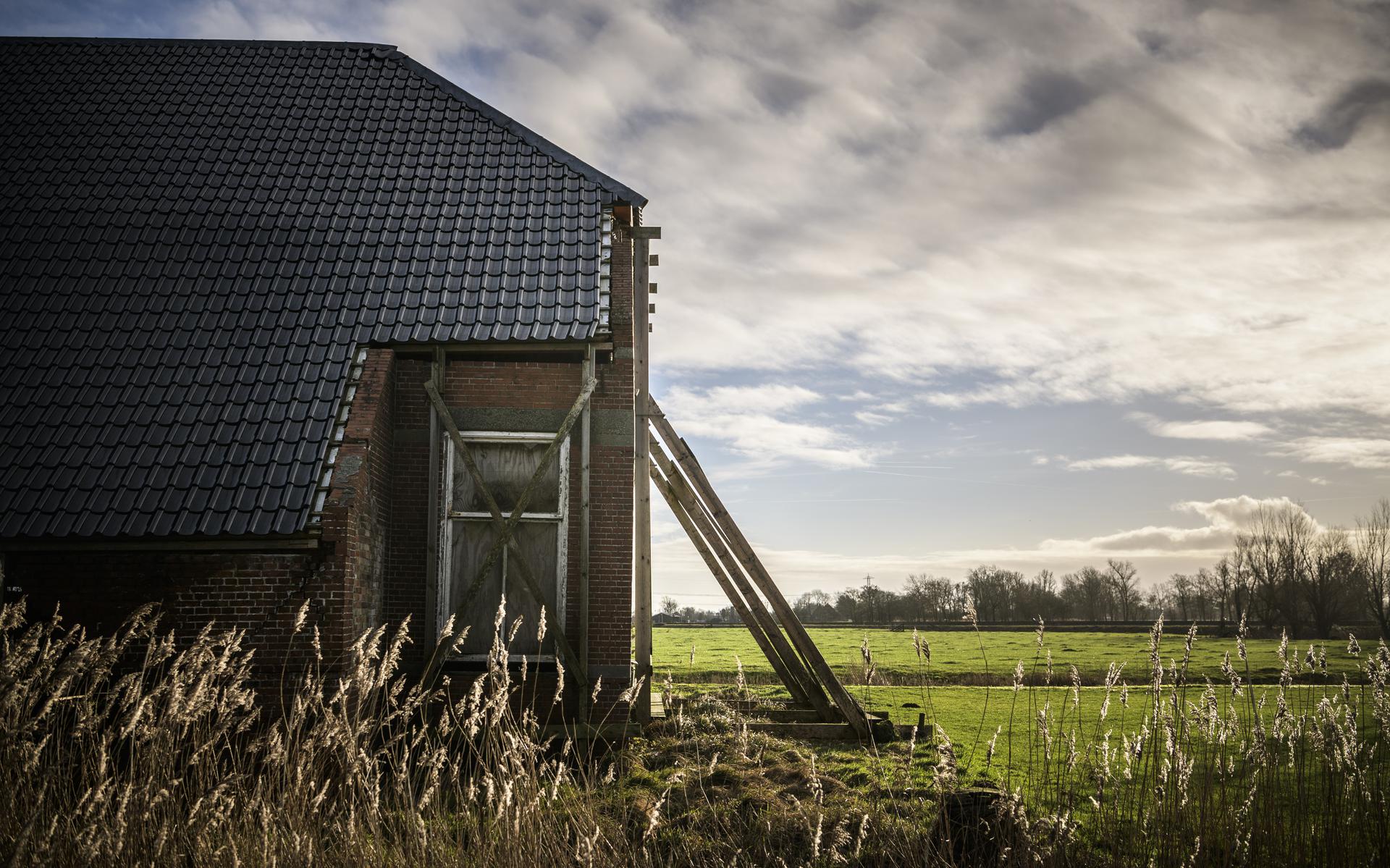 Een zwaar beschadigde boerderij in het Groningse Winsum, hoogstwaarschijnlijk veroorzaakt door de aardbevingen.
