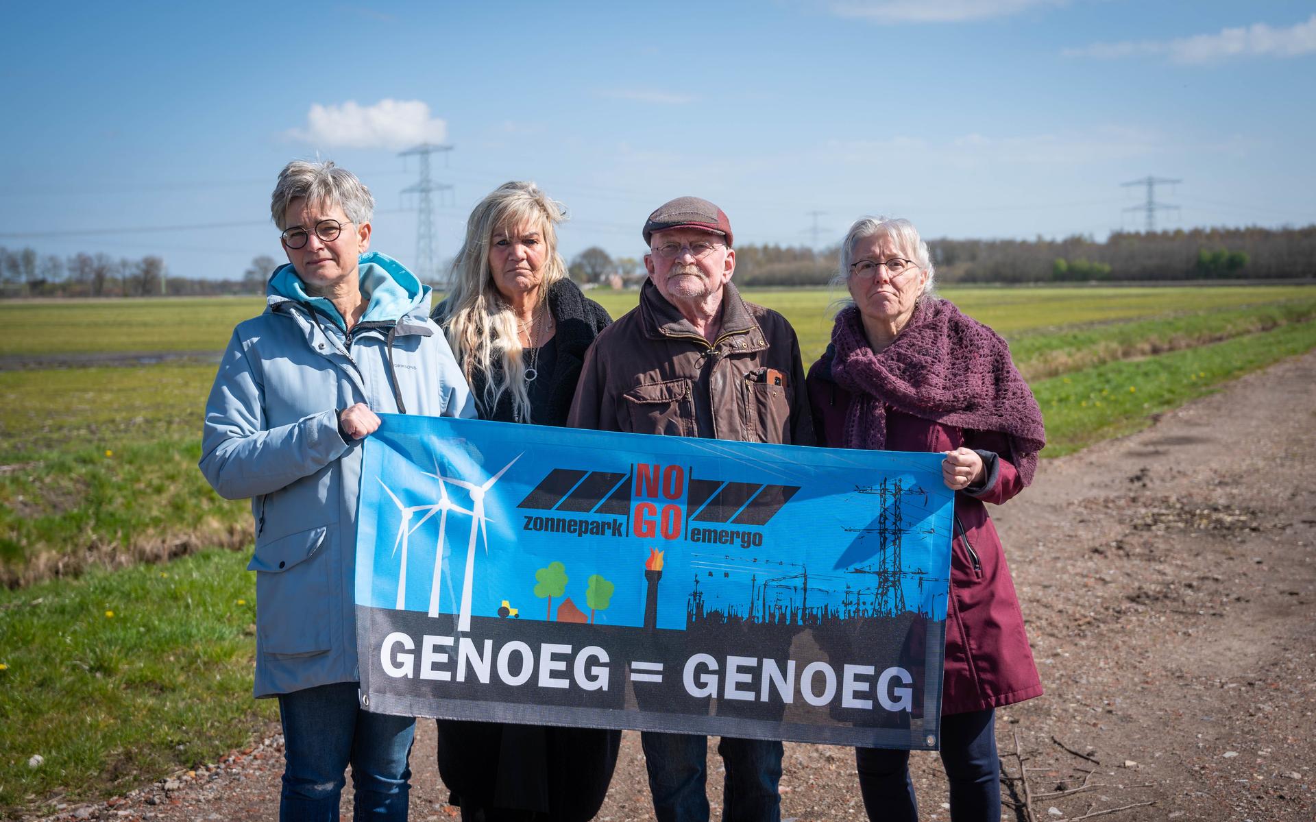 Marjanda van Splunter, Helga te Loo en echtpaar Bernard de Jong en Lia van Geenen protesteren tegen de plannen voor een zonnepark.