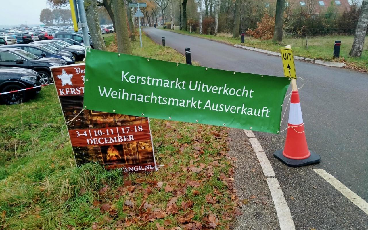 De kleine vesting Bourtange kon de toeloop van kerstmarktbezoekers zondag niet meer aan. De kleine vesting Bourtange kon de toeloop van kerstmarktbezoekers zondag niet meer aan.