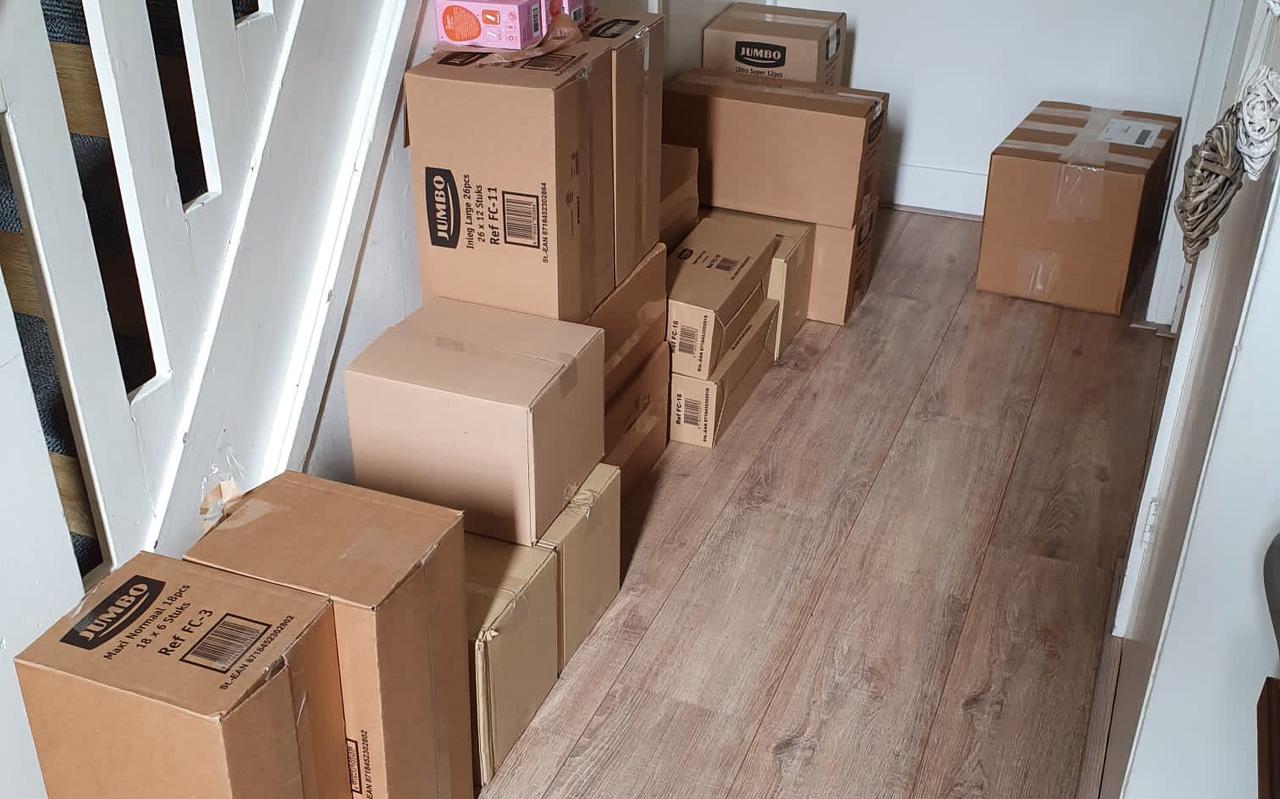 De ondernemers Cris Lich en Jan van Weele schonken 300 stuks maandverband en tampons. De ondernemers Cris Lich en Jan van Weele schonken 300 stuks maandverband en tampons.