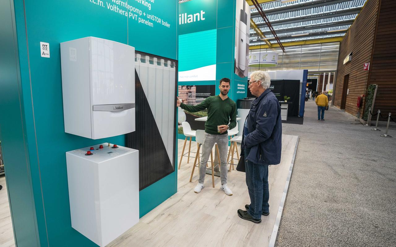 Een bezoeker van de expo Huis & Energie, de eerste grote beurs voor duurzame energie en duurzaam wonen, verdiept zich in een warmtepomp. Een bezoeker van de expo Huis & Energie, de eerste grote beurs voor duurzame energie en duurzaam wonen, verdiept zich in een warmtepomp.