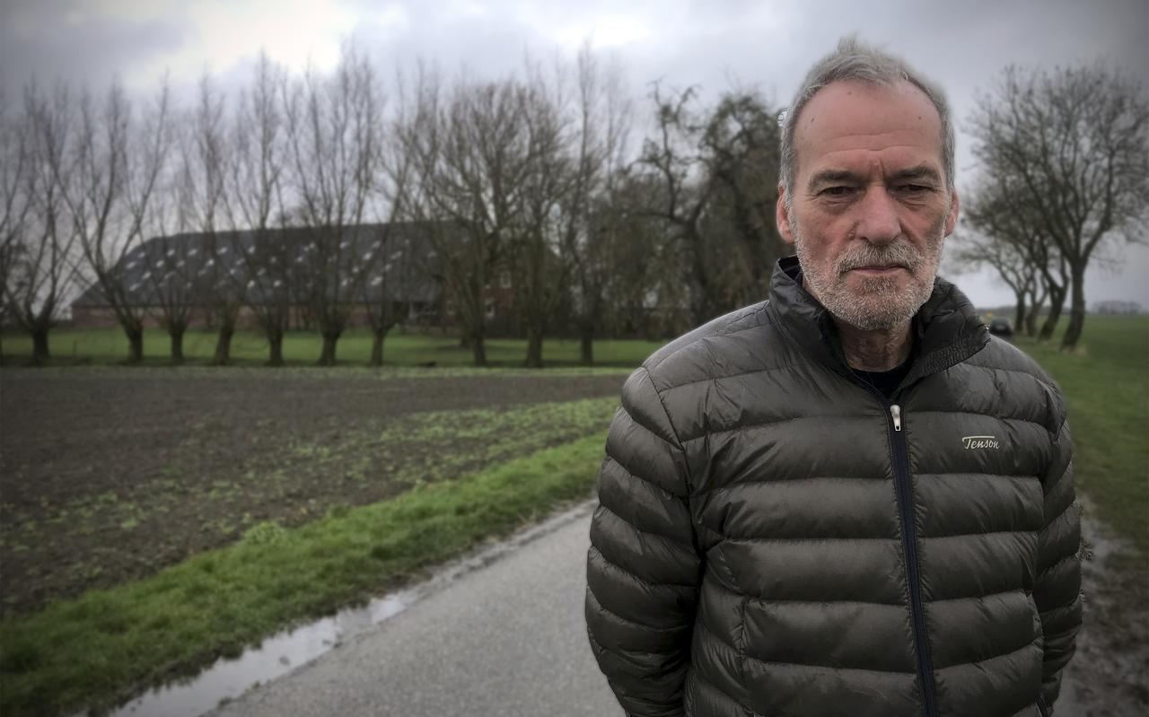 Oud-rechercheur Gerard Olinga in de Kroonpolder, achter de in 1951 nieuw gebouwde boerderij. Oud-rechercheur Gerard Olinga in de Kroonpolder, achter de in 1951 nieuw gebouwde boerderij.