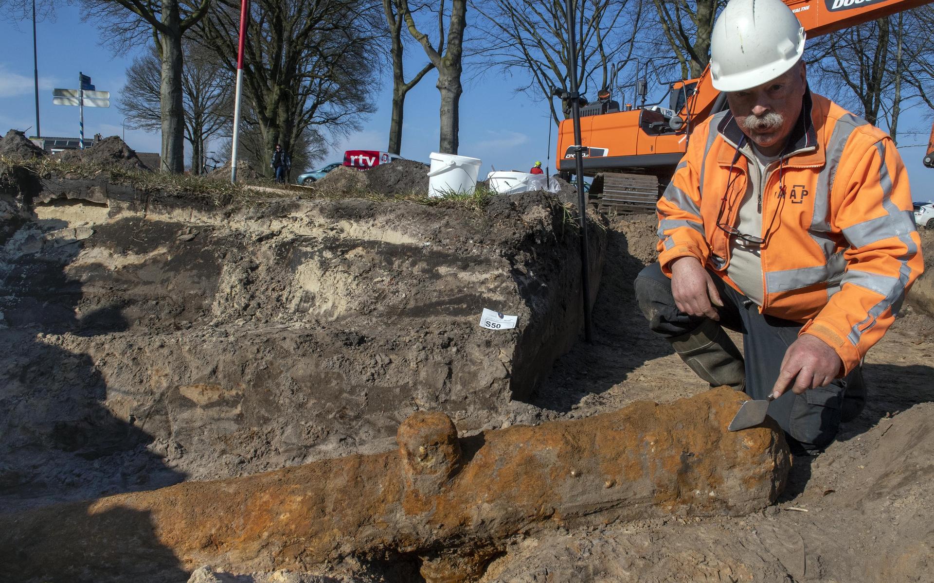Archeologen vinden ijzeren kanon uit de 17e eeuw bij opgravingen Valtherschans in Valthe. 'Ik ben al