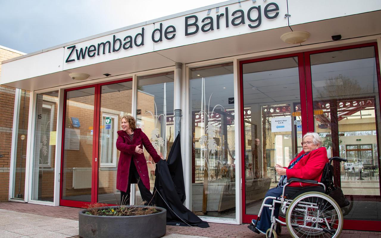 Wethouder Luth (links) en oud-badjuf Trijnie De Vries-Sloots onthullen de nieuwe naam. Wethouder Luth (links) en oud-badjuf Trijnie De Vries-Sloots onthullen de nieuwe naam.