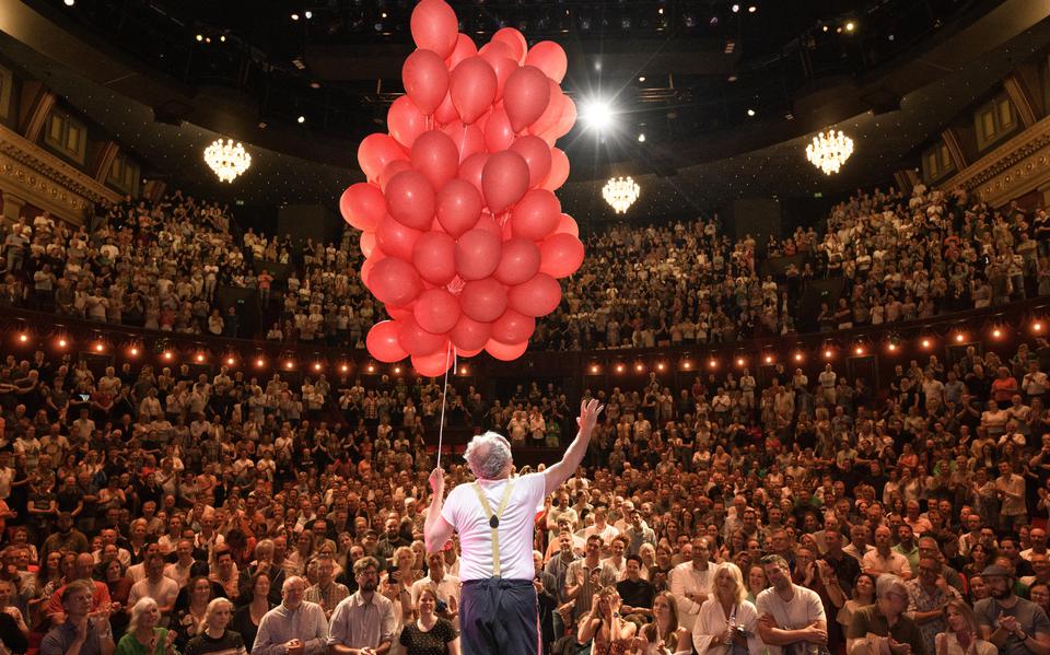 Bert Visscher kreeg zondag honderd rode ballonnen: eentje voor elke voorstelling in Carré. Foto: Bertil van Wieren