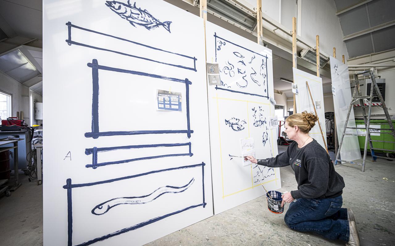 Katja Manak maakt op grote panelen kunstwerken maken voor de sluizen in Nieuwe Statenzijl. Op de foto is ze net begonnen met een ruwe schets.  