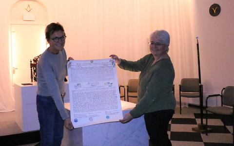 Ingrid Wortelboer (links) en Birgit Baumann tonen de oprichtingsoorkonde.