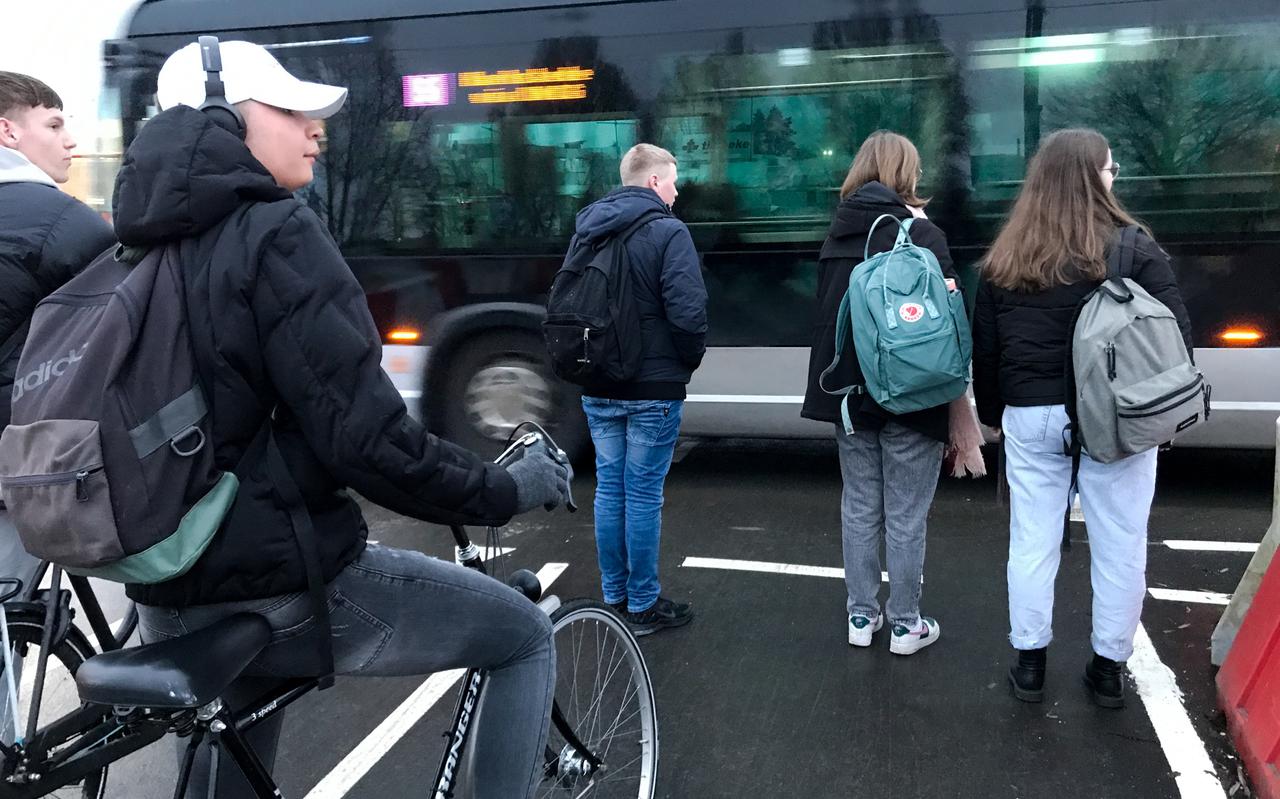 Automobilisten, fietsers en wandelaars moeten duidelijk nog even wennen aan de nieuwe verkeerssituatie rond de Brailleweg in Groningen.