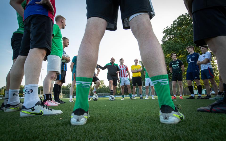 Geert van der Tuuk (zwart met groene bovenkant), de interim-trainer vv Musselkanaal, kan niet wachten op de finale van de nacompetitie.