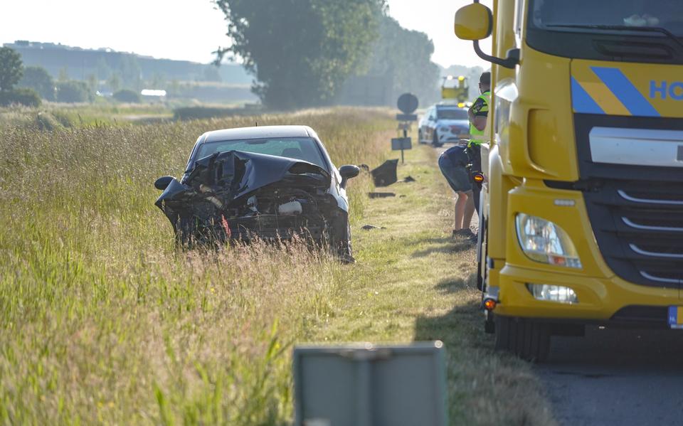 Automobilist botst op A7 bij Oostwold in de richting van Drachten achter op een wagen van een marktkoopman.