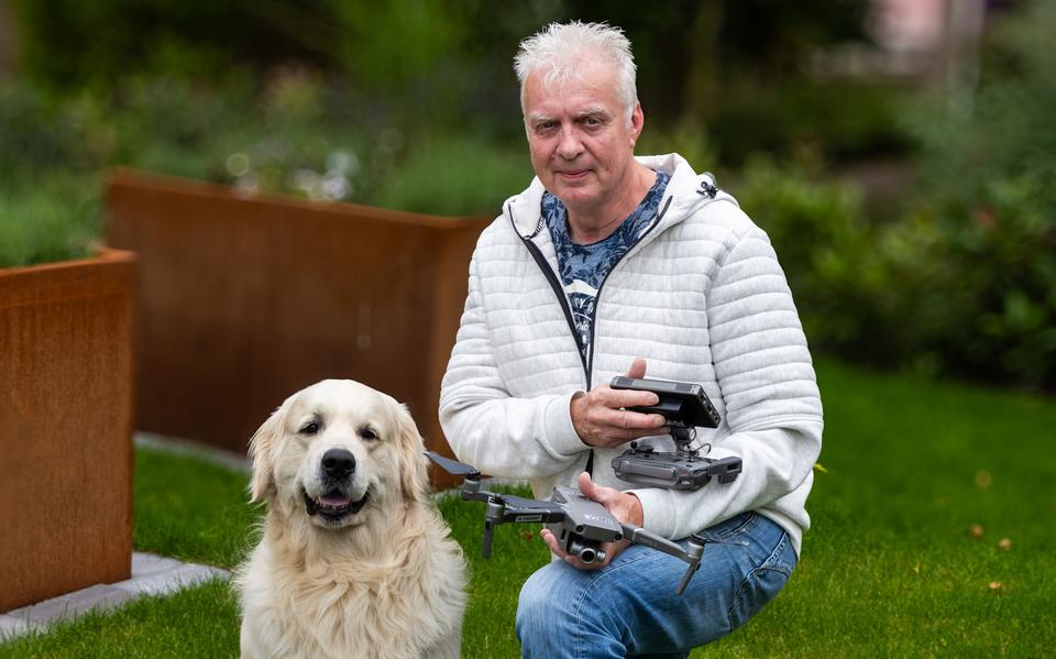 Drone-fanaat Aad Stikkelorum uit Beilen met zijn hond Duncan. Dankzij de inzet van Stikkelorum en zijn drones werd teckel Max teruggevonden.