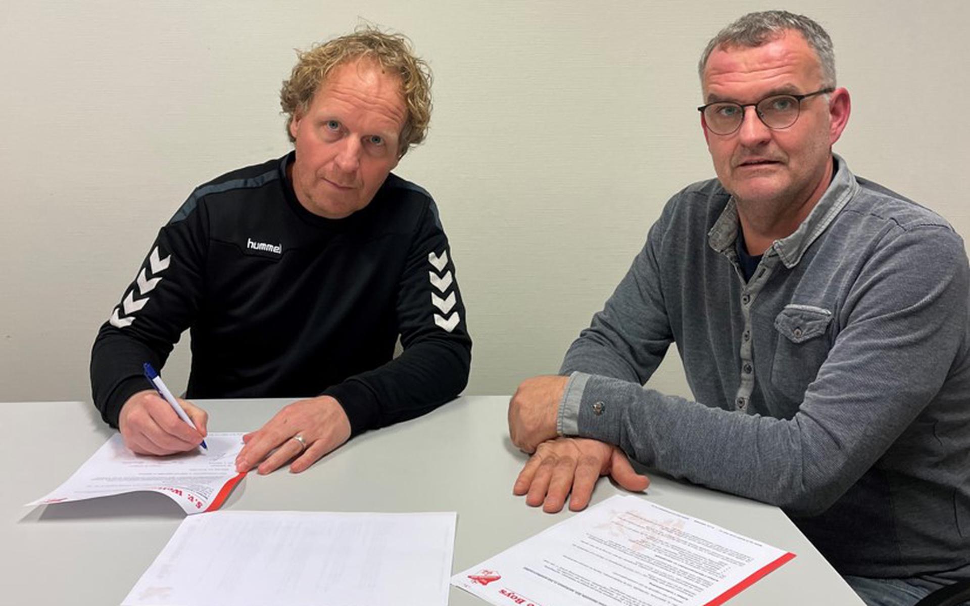 André Steenhuis zet onder het toeziend oog van voorzitter Christian Wesseling van Weiteveense Boys een handtekening onder de nieuwe verbintenis, die hem tot de zomer van 2024 aan de club bindt.