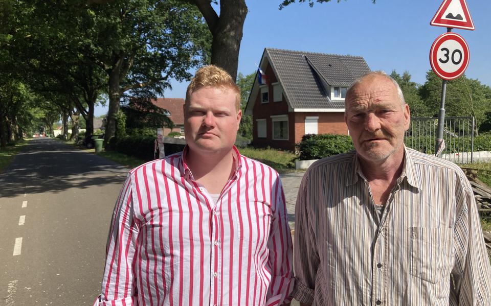 Maarten en Ruud ter Haar op het gedeelte van de Bladderswijk OZ waar de afgelopen jaren meerdere auto-ongelukken gebeurden.