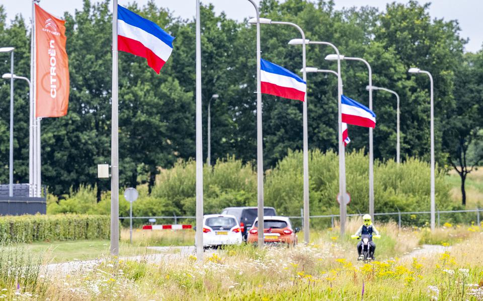 Aan de Mr Cramerweg vanuit Hoogeveen richting Hollandscheveld hingen in juli veel vlaggen aan lantaarnpalen