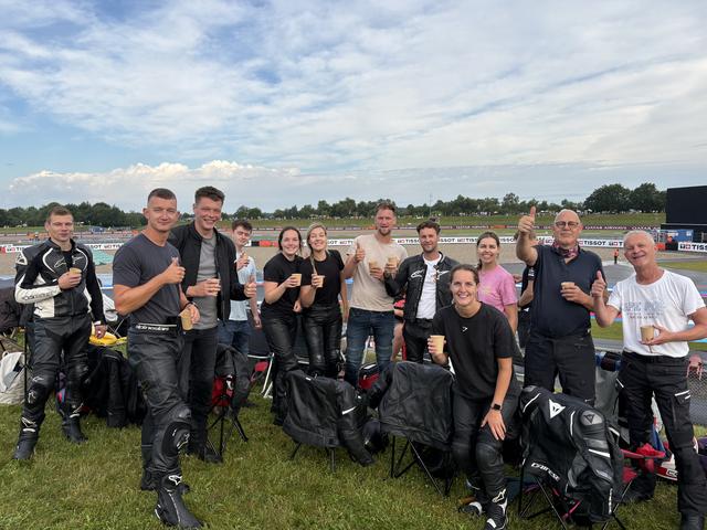 LIVE | Eerste races op TT Circuit zijn los, fans zoeken beste plekken langs talud