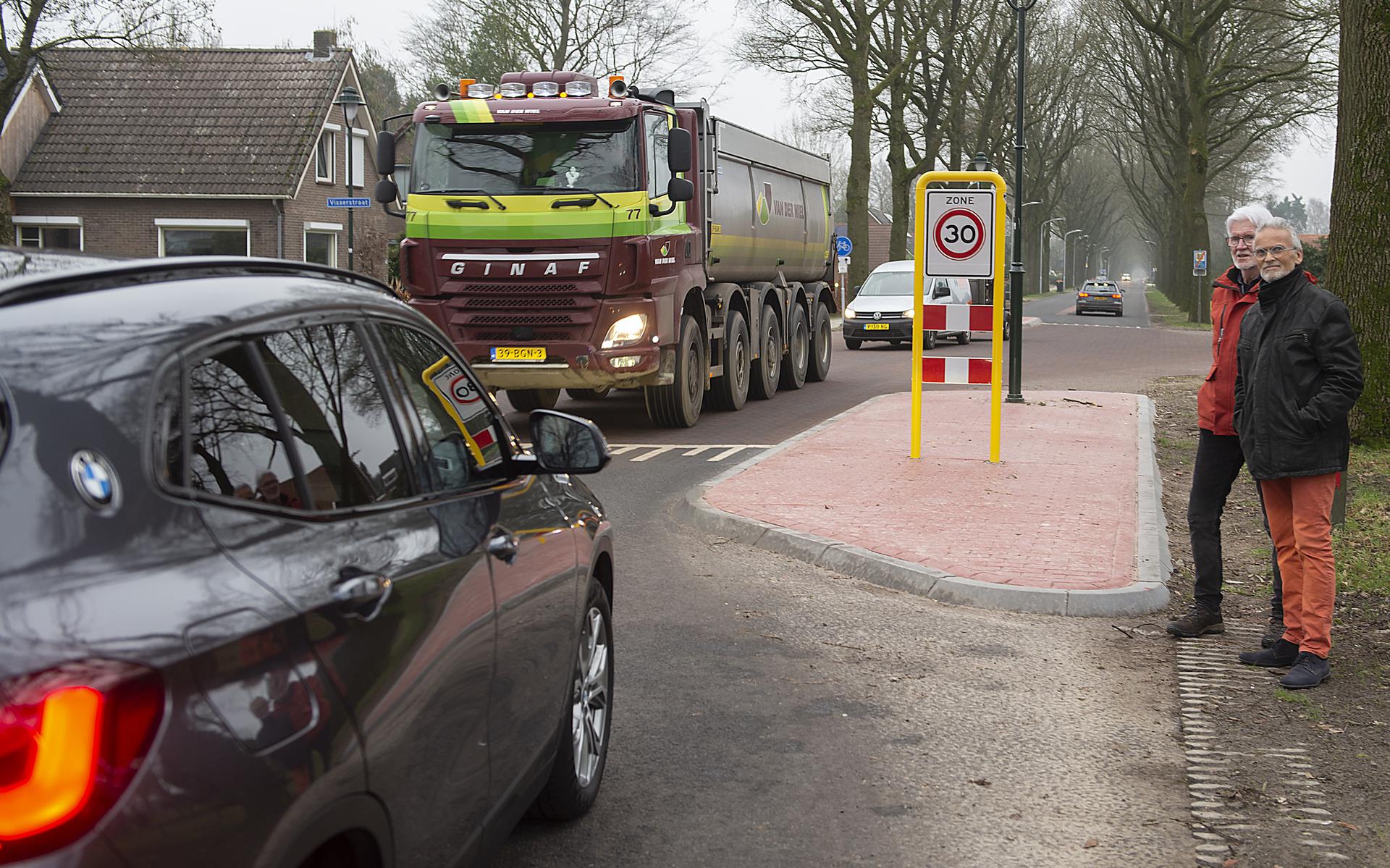 Vrachtwagens wurmen zich door Klijndijk. Volgens de inwoners levert dit overlast en gevaarlijke situaties op.