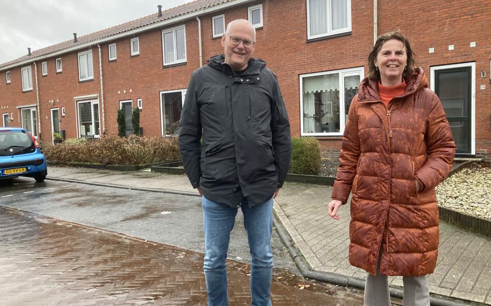 Bestuurder Janneke Klijn en manager vastgoed Jan Leistra van Wold & Waard staan hier in de Westerhoflaan in Marum waarvan de huurwoningen recentelijk al op een hoger energieplan zijn getild.