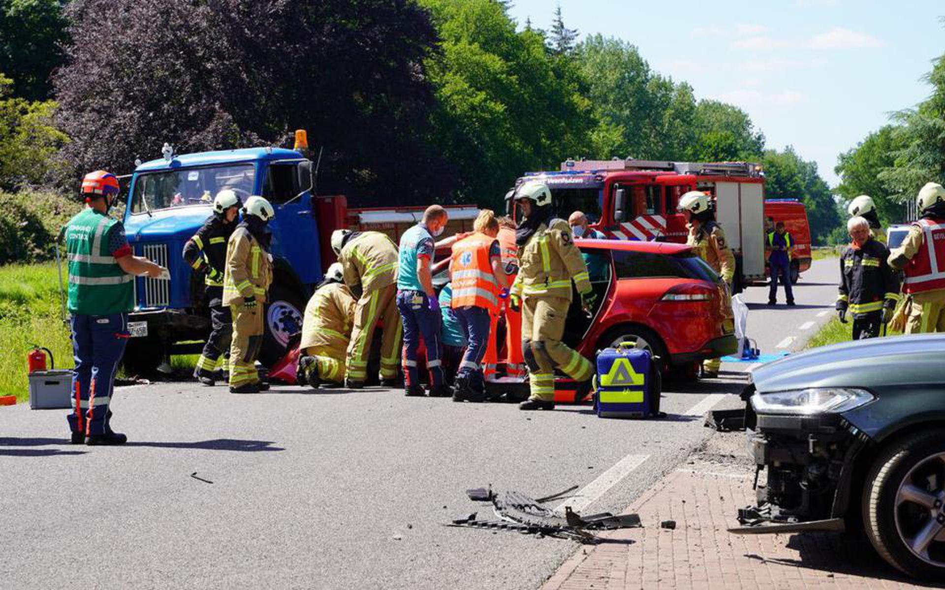 Hulpverleners bij het ongeval op de Hoofdweg in Veenhuizen. Foto: Van Oost Media. 