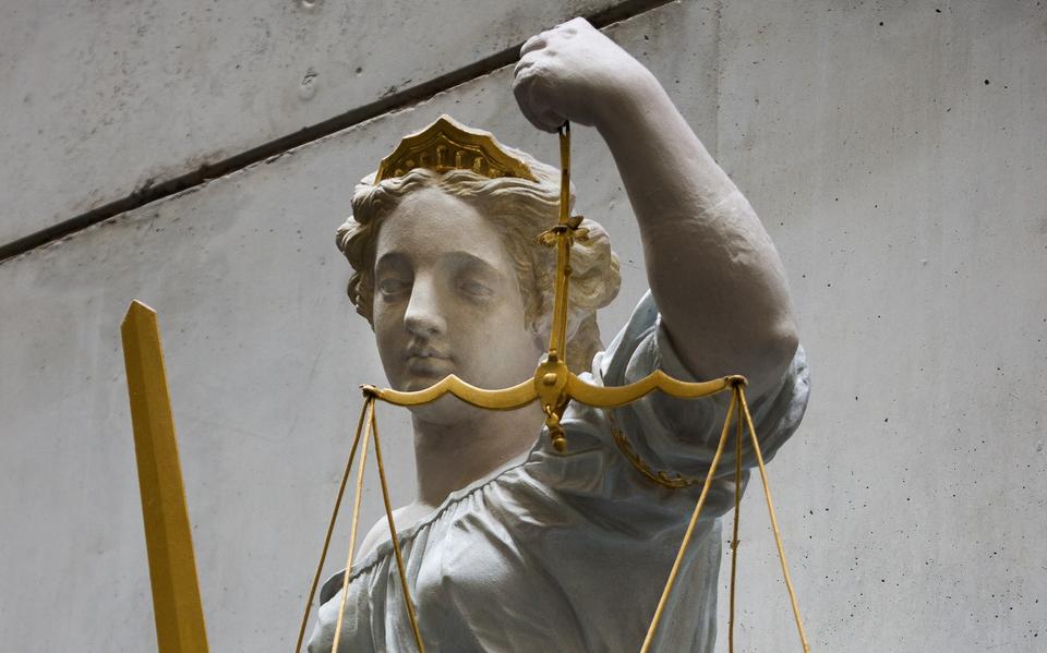 Vrouw Justitia voor de rechtbank in Groningen.