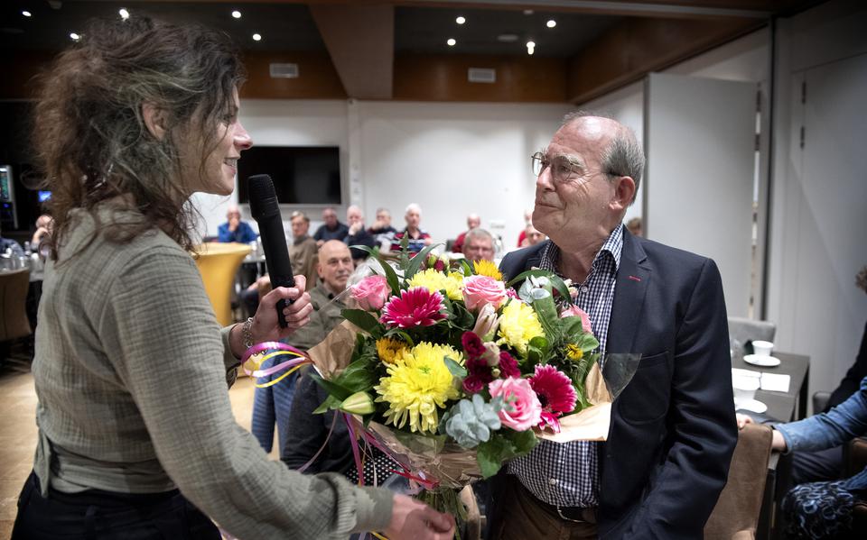 De scheidende GBB-voorzitter Jelle van der Knoop krijgt bloemen van secretaris Merel Jonkheid, oktober 2021.