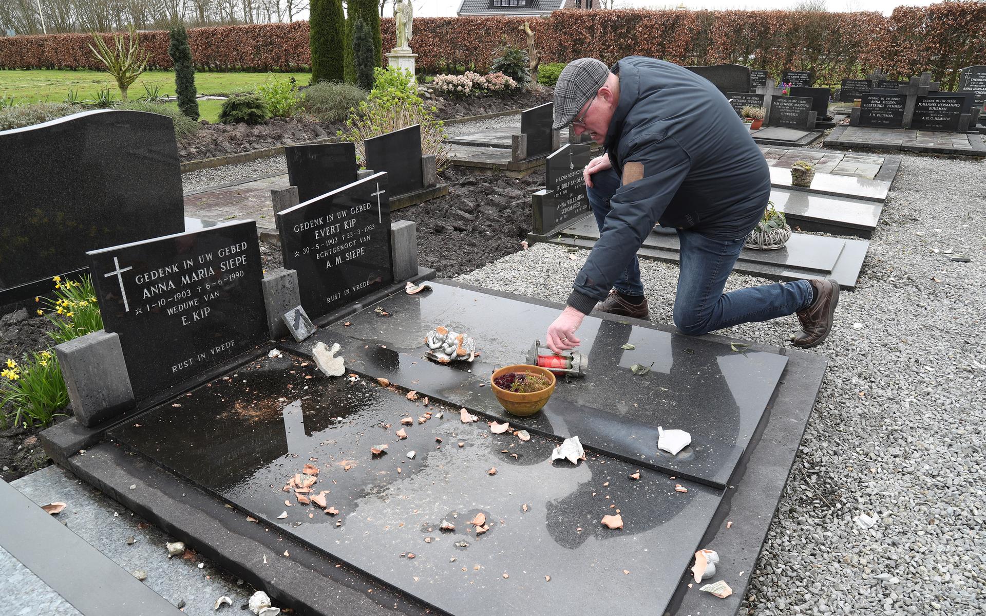 Tientallen ornamenten op kerkhof naast rooms-katholieke kerk in ...