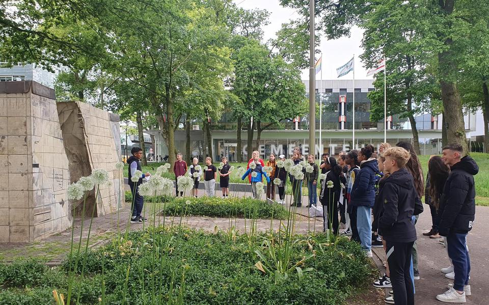 De herdenking bij het monument in het centrum van Emmen.