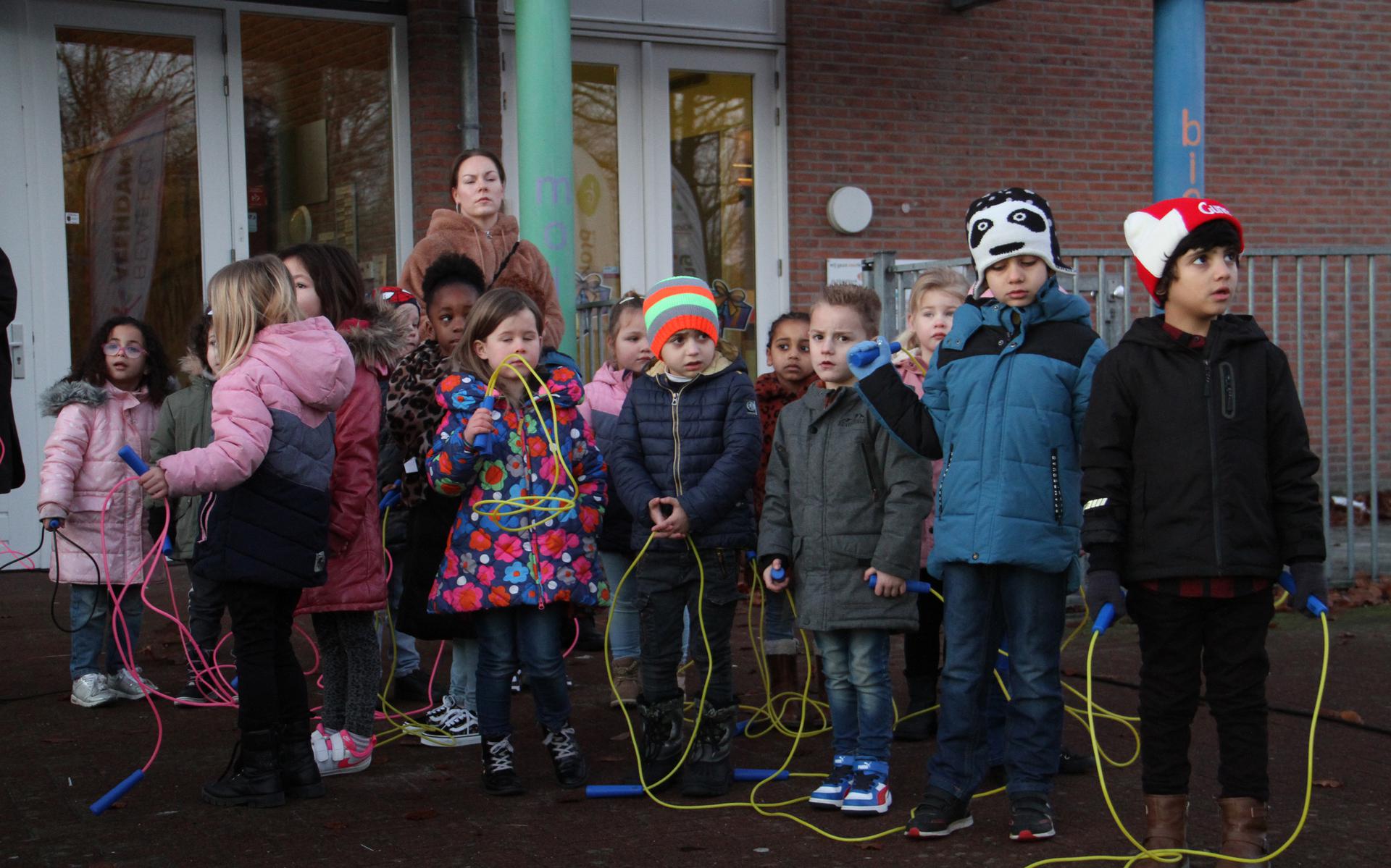 Sportieve start van FitGaaf! op het schoolplein van obs Noorderbreedte in Veendam.