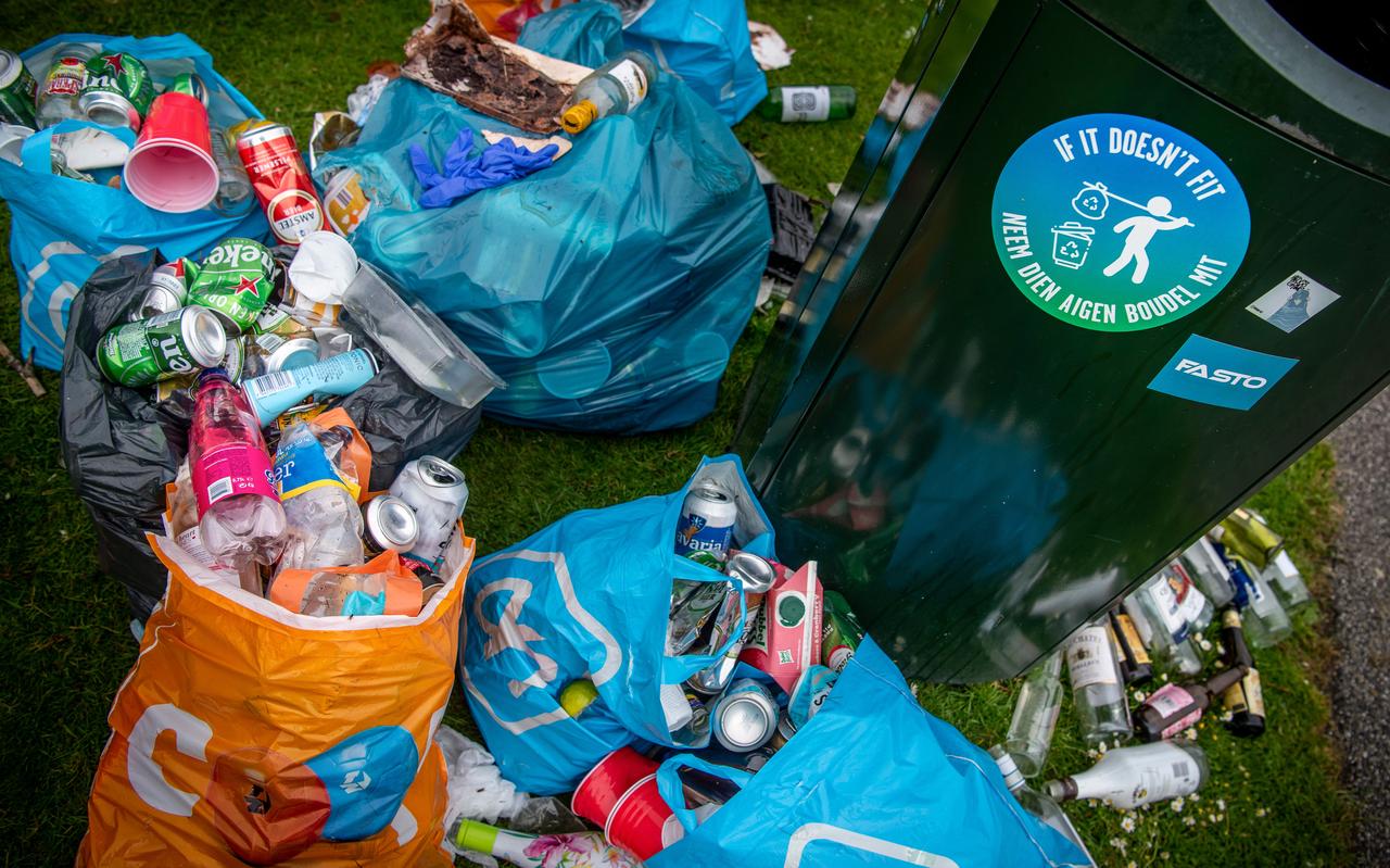 De invoering van statiegeld op kleine, plastic flesjes en vanaf eind volgend jaar ook op blikjes moet de hoeveelheid zwerfafval terugdringen. De invoering van statiegeld op kleine, plastic flesjes en vanaf eind volgend jaar ook op blikjes moet de hoeveelheid zwerfafval terugdringen.