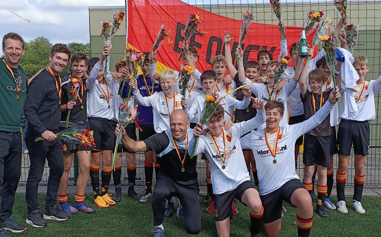 Arjen Robben met zijn mannen van Be Quick onder-14, die hij zaterdag naar de eerste divisie loodste.