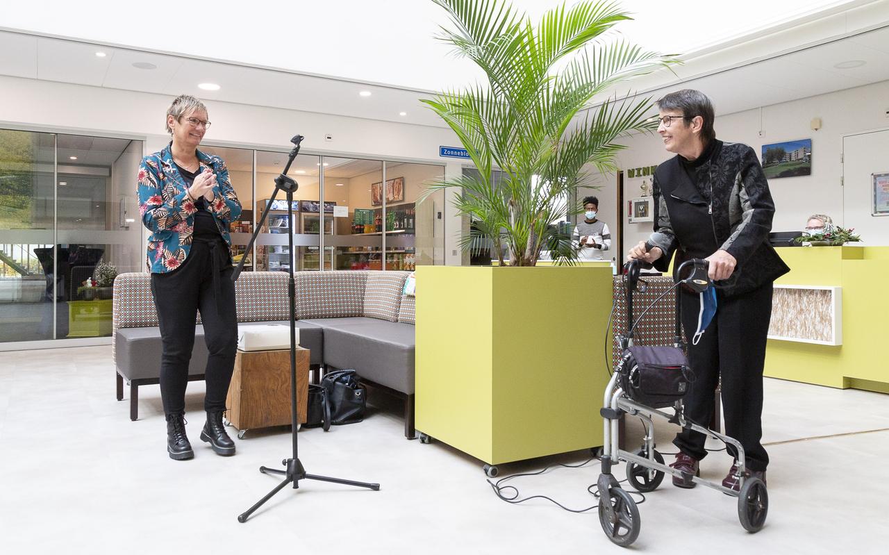 Commissaris van de koning Jetta Klijnsma (rechts) verrast Roeli Mossel (links) in het Jannes van der Sleedenhuis locatie Wolfsbos. Commissaris van de koning Jetta Klijnsma (rechts) verrast Roeli Mossel (links) in het Jannes van der Sleedenhuis locatie Wolfsbos.