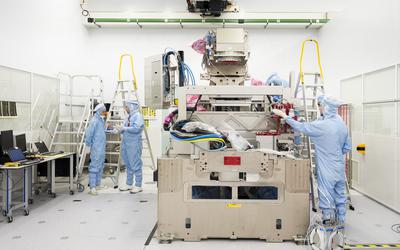 2014-01-22 14:04:05 VELDHOVEN - Werknemers in de stofvrije ruimte, de zogenaamde cleanroom, waar de chips worden gemaakt van chipmachinefabrikant ASML. ANP LEX VAN LIESHOUT