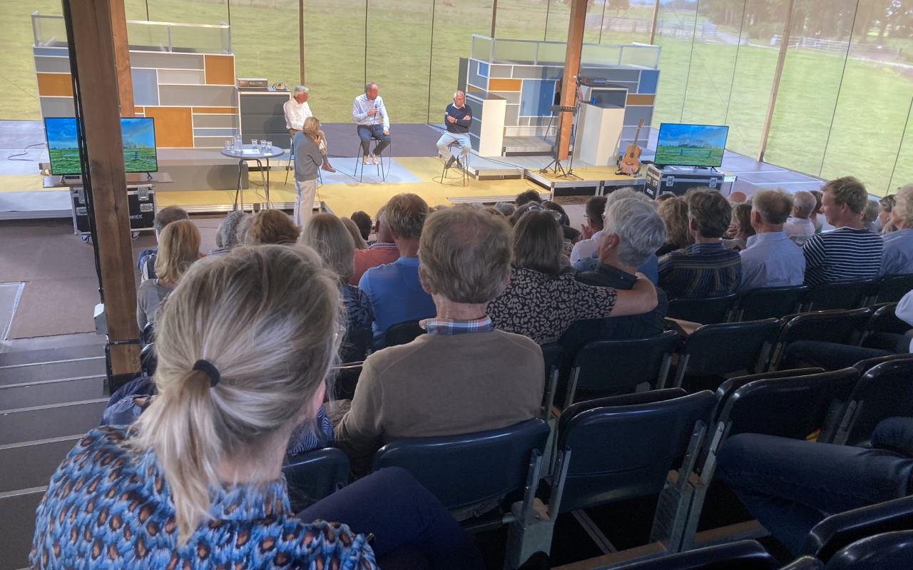 De talkshow over de toekomst van de landbouw was in een fraaie tent aan de rand van natuurgebied De Onlanden in Eelde. De talkshow over de toekomst van de landbouw was in een fraaie tent aan de rand van natuurgebied De Onlanden in Eelde.