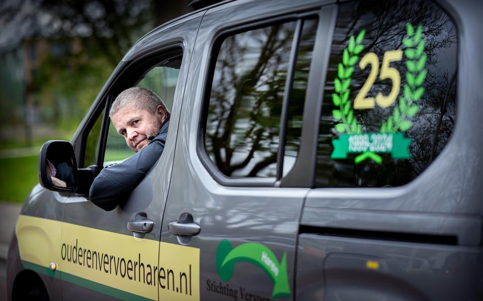 Ouderenvervoer Haren bestaat 25 jaar. Bestuurslid en chauffeur Erik Broekman (55): "Met onze hulp geven we ze een stukje zelfstandigheid terug.”