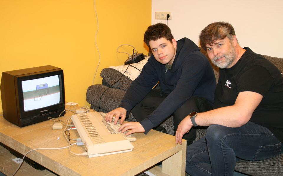 Hendrie Bosch (rechts) en de Coevorder scholier Sem van den Bergs bij het opstarten van een Commodore Amiga 500 uit 1987. Een iconische computer voor kantoorwerk en spellen.