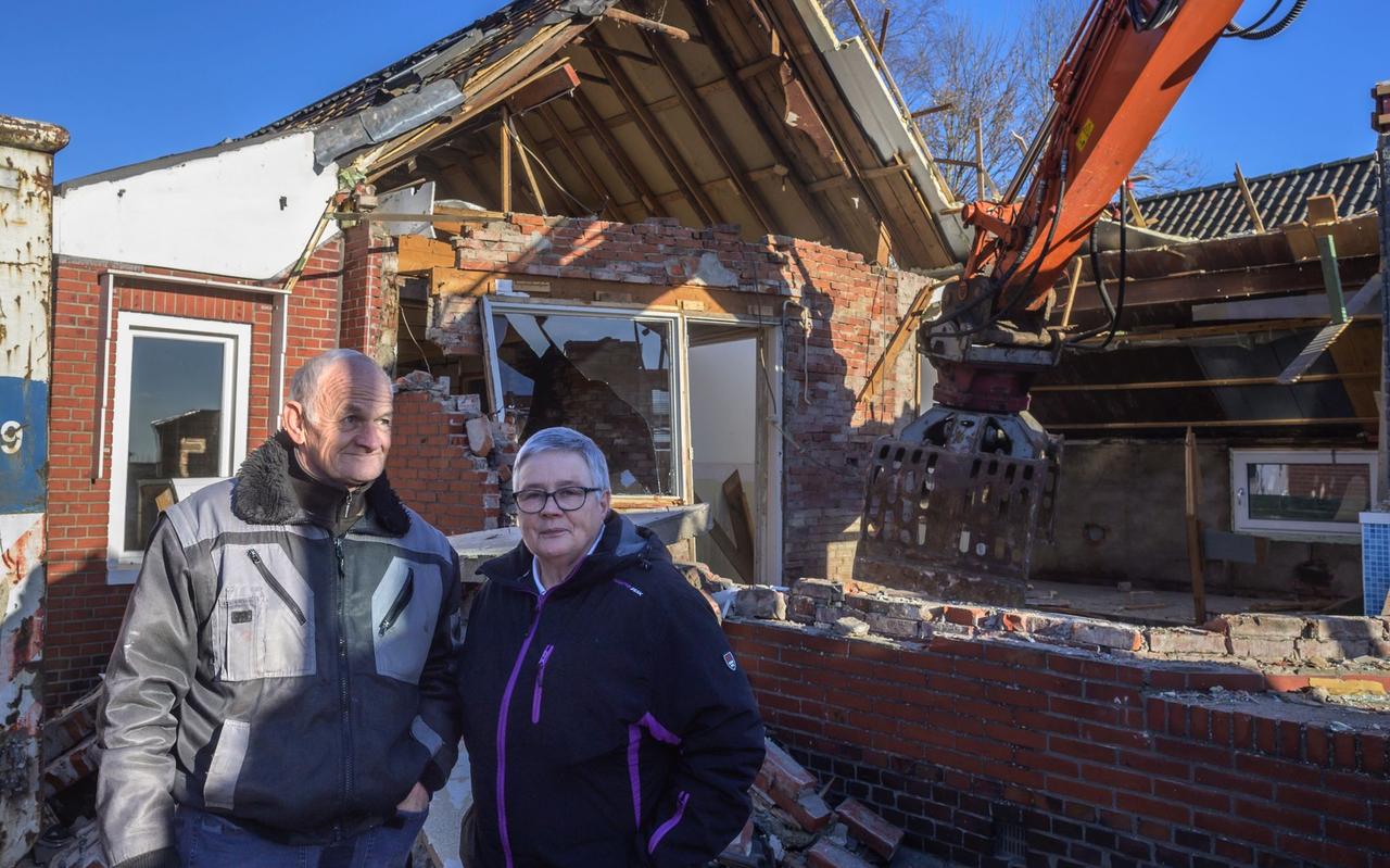 Harm Jan en Maaike de Vries bij hun woning in Overschild. Harm Jan en Maaike de Vries bij hun woning in Overschild.