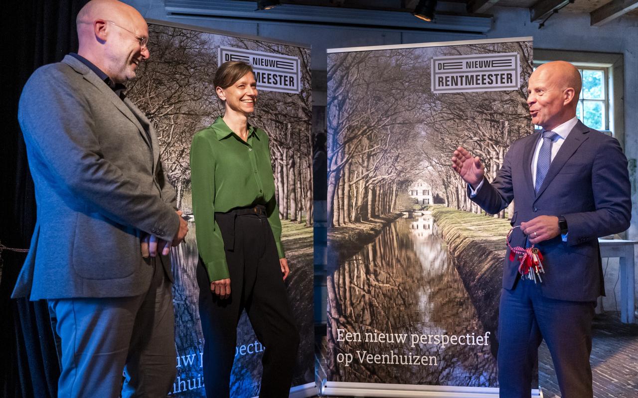 Demissionair staatssecretaris Raymond Knops overhandigt symbolisch de sleutels van tachtig monumenten in Veenhuizen aan de bestuursleden van Stichting De Nieuwe Rentmeester. Links BOEi-directeur Arno Boon, in het midden Sonja van der Meer, directeur van Het Drentse Landschap. Demissionair staatssecretaris Raymond Knops overhandigt symbolisch de sleutels van tachtig monumenten in Veenhuizen aan de bestuursleden van Stichting De Nieuwe Rentmeester. Links BOEi-directeur Arno Boon, in het midden Sonja van der Meer, directeur van Het Drentse Landschap.