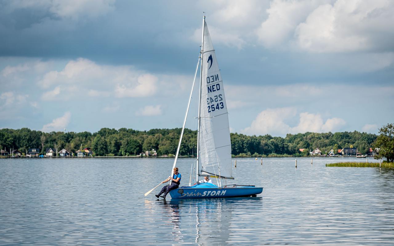 De zeilwedstrijd van de Sailhorse klasse is stilgelegd wegens gebrek aan wind. Een van de deelnemers komt peddelend terug. Foto: Geert Job Sevink