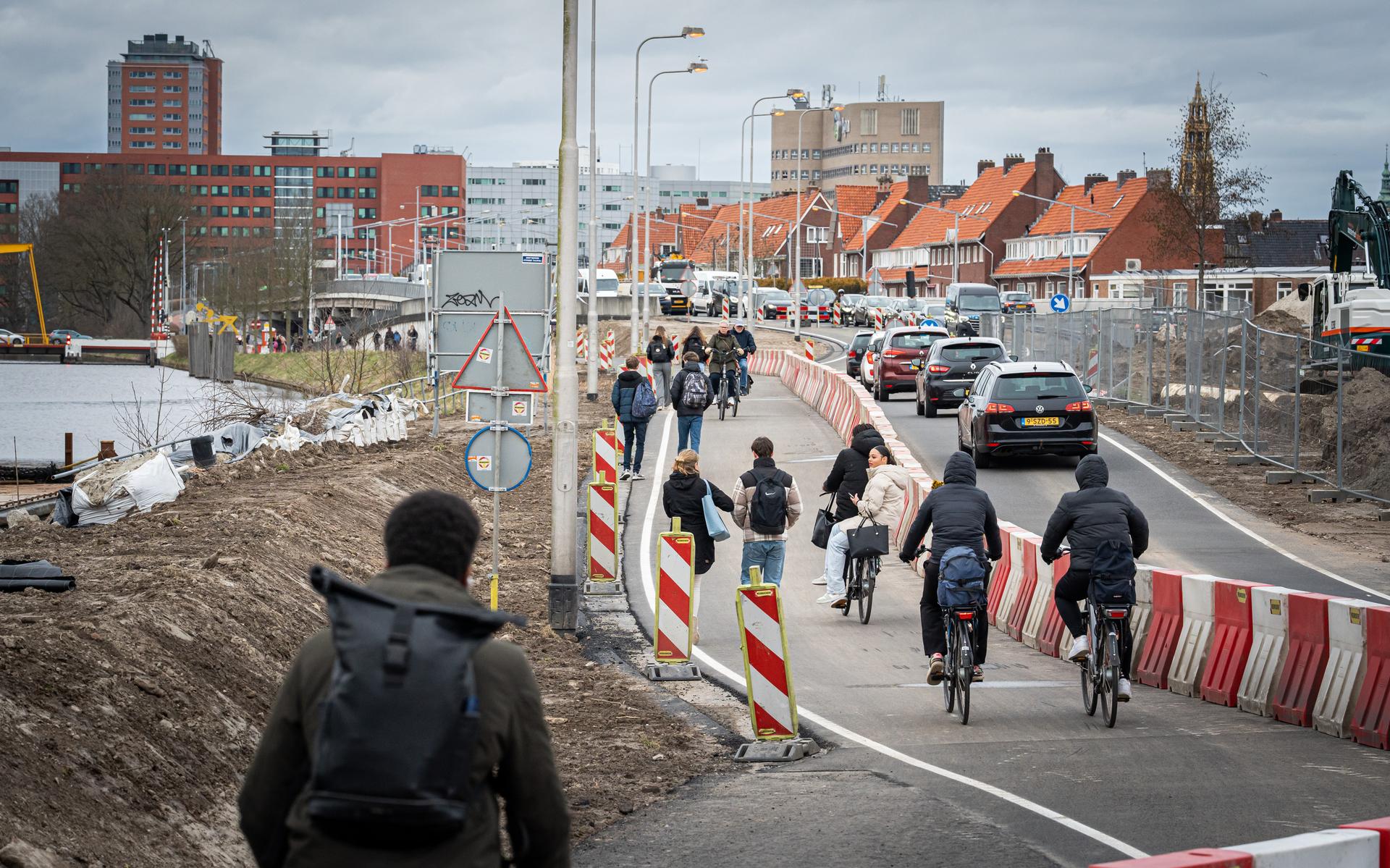 Fietsers op een tijdelijke weg tussen de Emmaviaduct en Vondellaan in Groningen.
