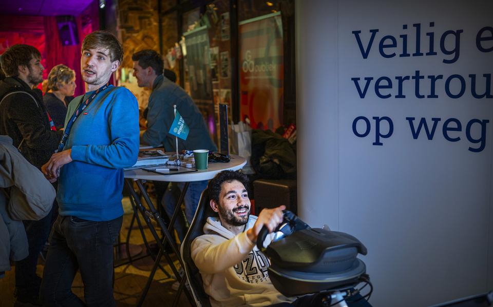 Jongeren bij de stand van de Rijksdienst voor het Wegverkeer RDW op StartFest in Appingedam.