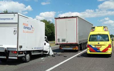 Op de A28 ter hoogte van de Wijk zijn twee vrachtwagens tegen elkaar gebotst.