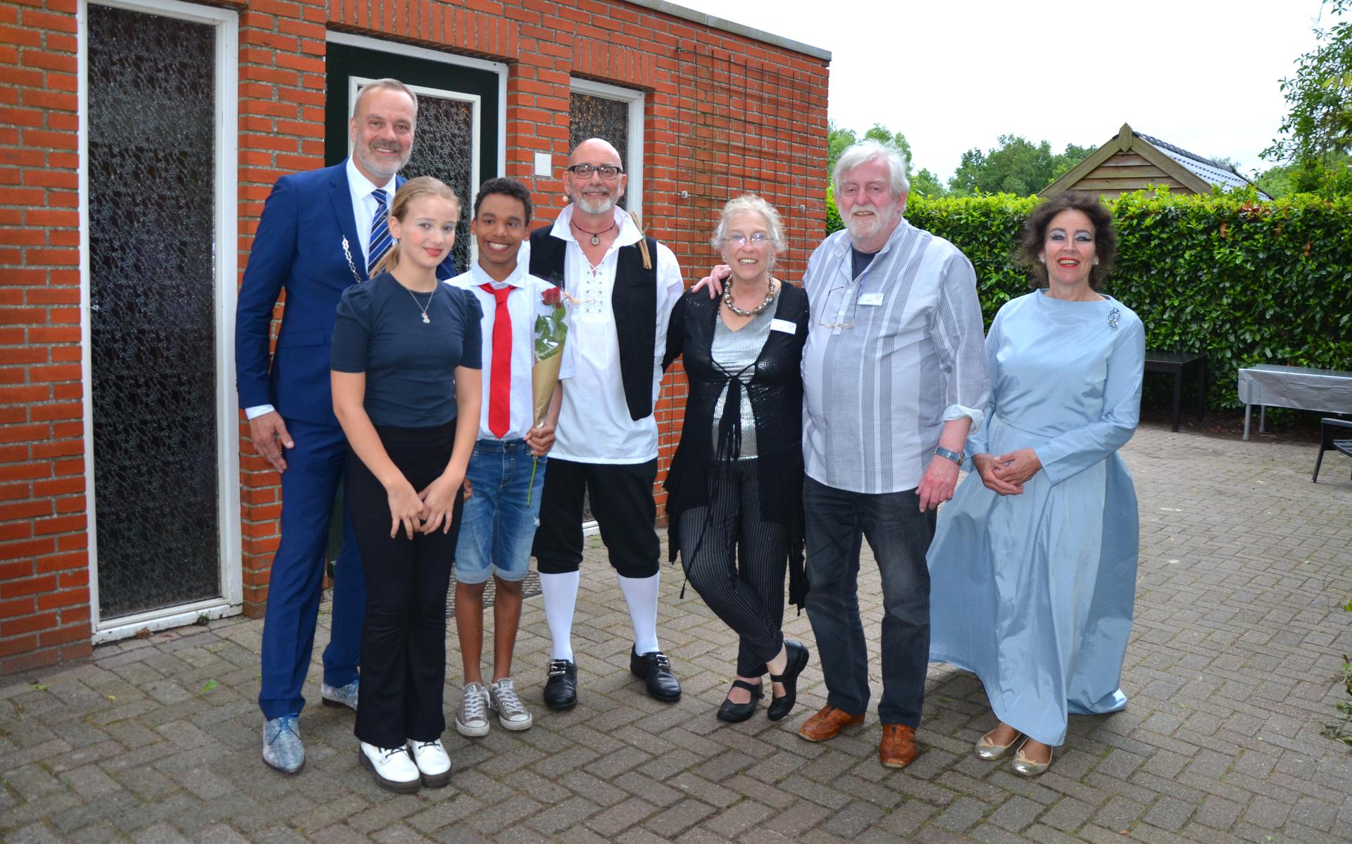 Burgemeester Klaas Sloots op de foto samen met Bert en Beppy Holwerda, Holte en Elim, Bertus en Rachel.